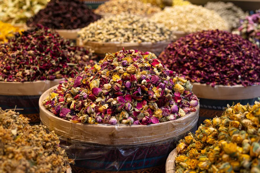 Cestos de flores e ervas secas para chá numa banca de mercado